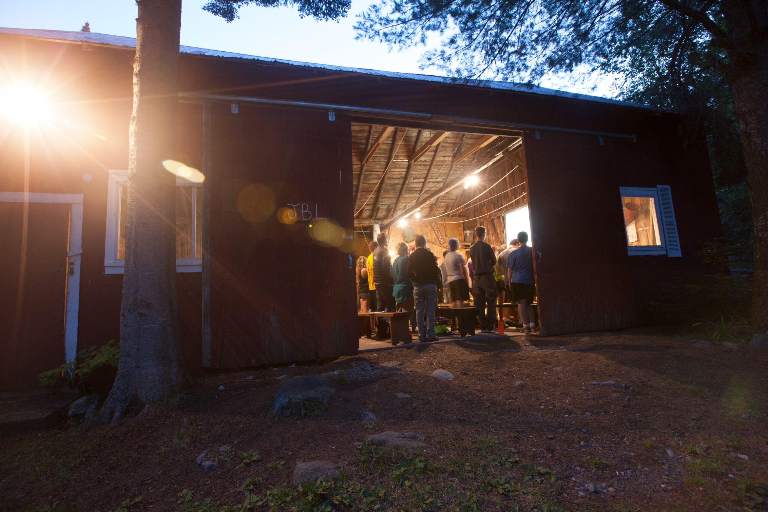 La Vida barn filled with students worshipping during a Celebration service. 